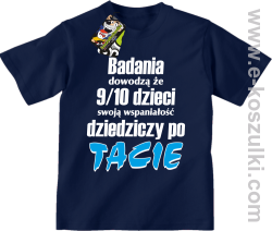 Badania dowodzą że 9 na 10 dzieci swoją wspaniałość dziedziczy po Tacie - koszulka dziecięca granatowa