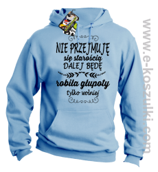 Nie przejmuję sie starością dalej będę robiła głupoty - bluza z kapturem błękitna