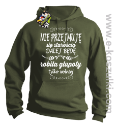 Nie przejmuję sie starością dalej będę robiła głupoty - bluza z kapturem khaki