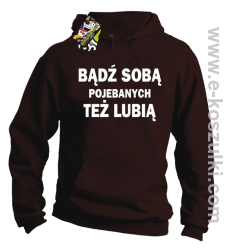 Bądź sobą pojebanych też lubią - bluza z kapturem brązowa