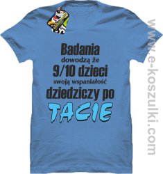 Badania dowodzą że 9 na 10 dzieci swoją wspaniałość dziedziczy po Tacie - koszulka męska błękitna