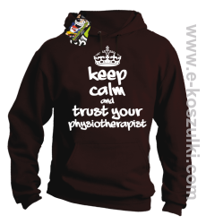 Keep Calm and trust your Pshysiotherapist - bluza z kapturem brązowa