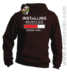 Installing muscles please wait - bluza z kapturem brązowa