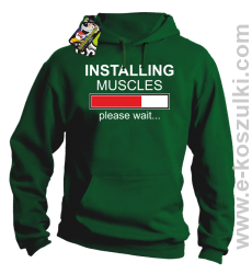 Installing muscles please wait - bluza z kapturem zielona